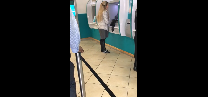Une femme perd sa culotte au moment de retirer de l’argent au distributeur !
