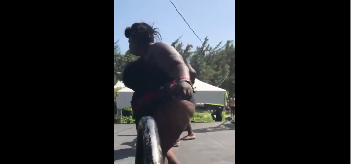 Une femme s’enflamme un peu trop pendant qu’elle danse