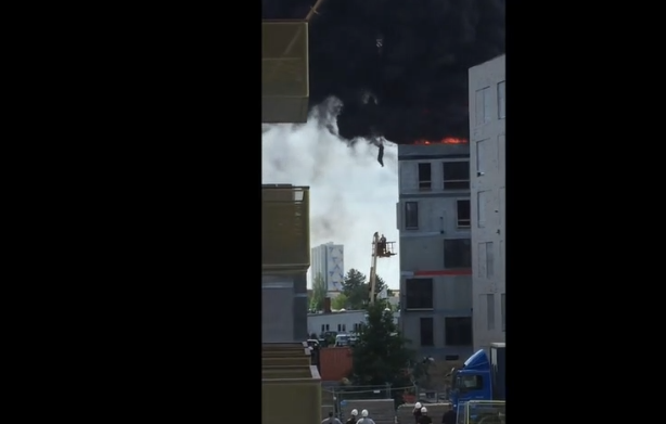 Un grutier sauve un ouvrier bloqué dans un incendie