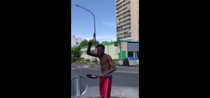 Un jeune homme tente de vendre du steak haché cuit par le soleil à des Policiers !