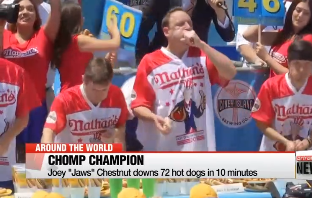 Ce mangeur professionnel a réussi l&rsquo;exploit d&rsquo;engloutir 72 hot dogs en 10 minutes