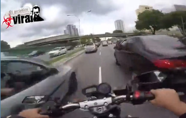 Un motard complètement fou prend des risques inconsidérés au milieu de la circulation