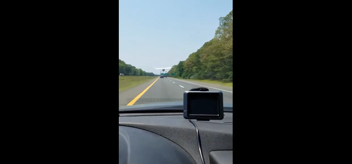 Un petit avion atterrit sur l’autoroute au milieu des voitures