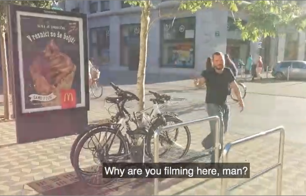 Un homme pris en flagrant délit de vol de vélo dans la rue