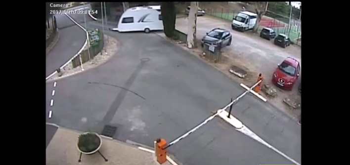 Une caravane se détache et va se garer toute seule sur le parking !
