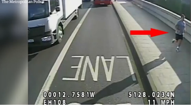 Un joggeur pousse une femme sous un bus