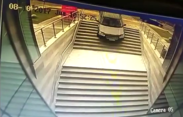 Une automobiliste confond une entrée d&rsquo;immeuble avec une entrée de parking !