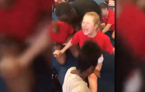 Une cheerleader forcée à faire un grand écart