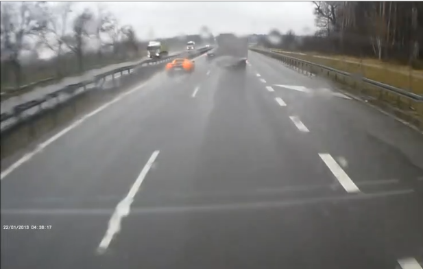 Il détruit sa McLaren en conduisant beaucoup trop vite