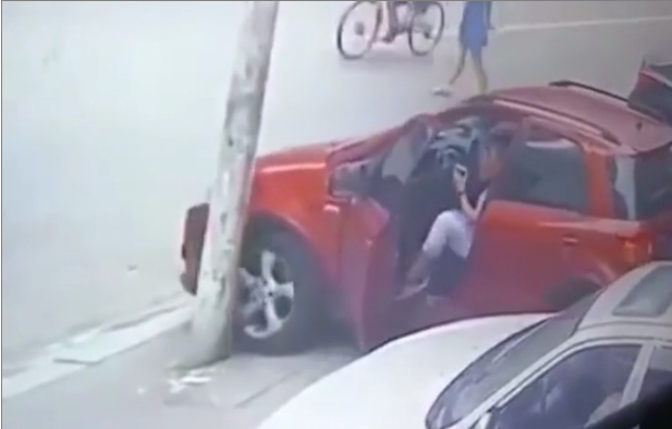 Une femme veut arrêter sa voiture avec sa jambe et c’est une mauvaise idée !