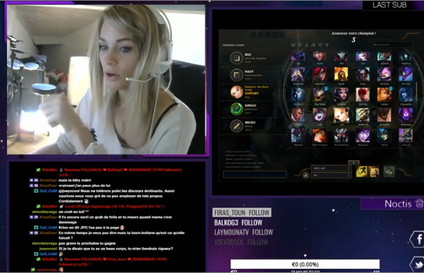 Une jolie blonde se brule les cheveux pendant un live Twitch