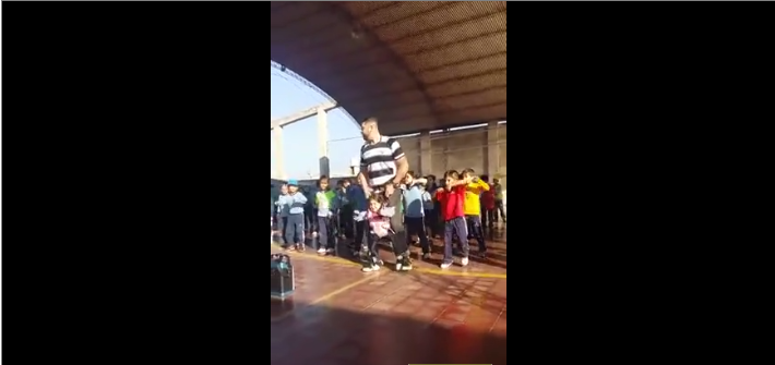 Un prof de sports aide une fillette handicapée à danser