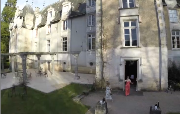 Une femme veut s’amuser avec un drone et finit par tomber dans une fontaine !