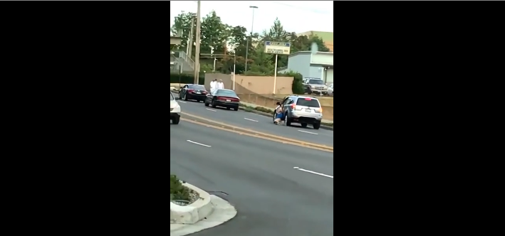 Un homme se fait trainer par une voiture avec les fesses sur la route