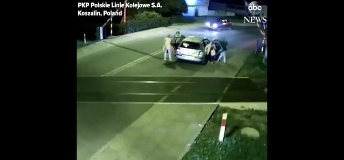 Une voiture traverse une voie ferrée alors qu’un train arrive !