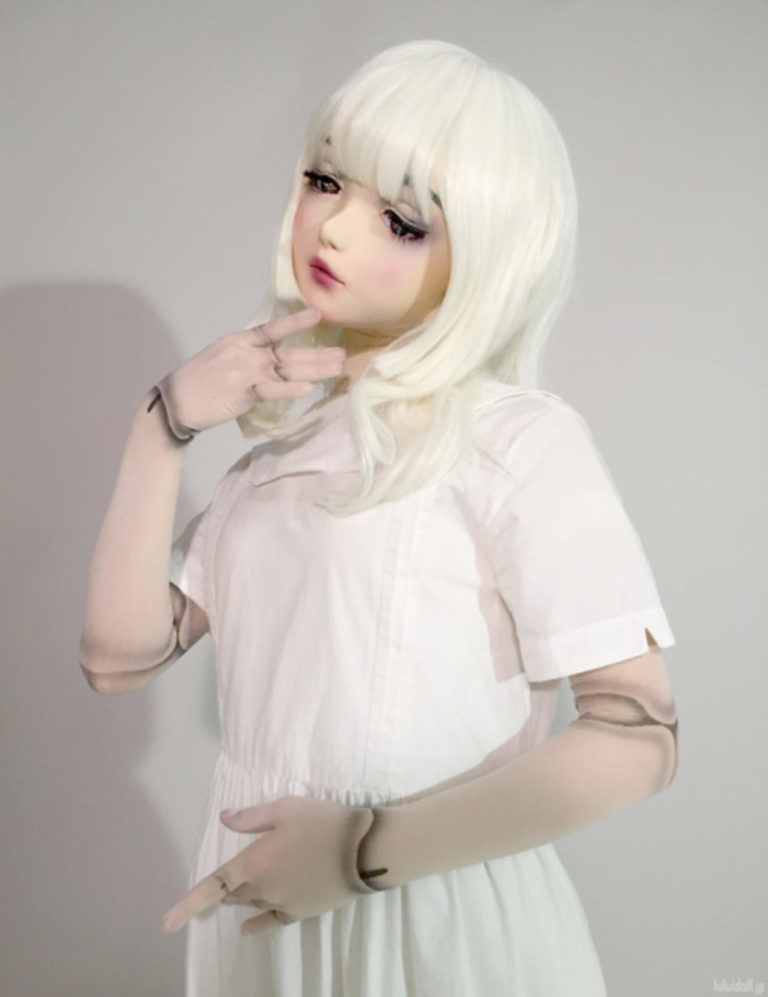 Cette jeune femme devient une icône en se transformant en poupée vivante !