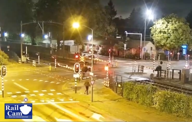 Un homme en scooter se laisse distraire par une jolie fille