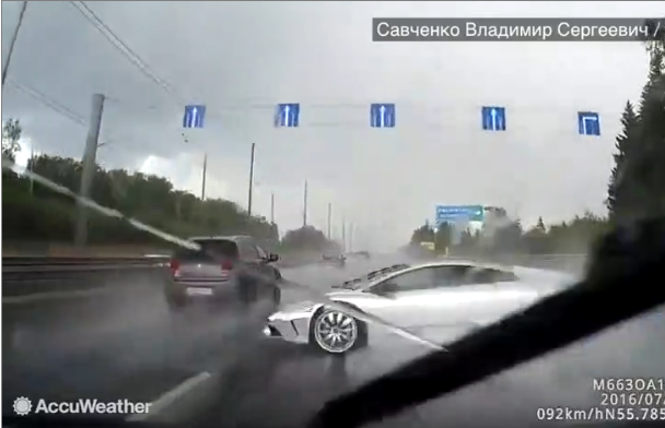 Cette Lamborghini part en aquaplaning en doublant sur une autoroute
