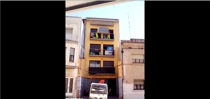 Tiens… Régis et Régis déplacent un canapé !