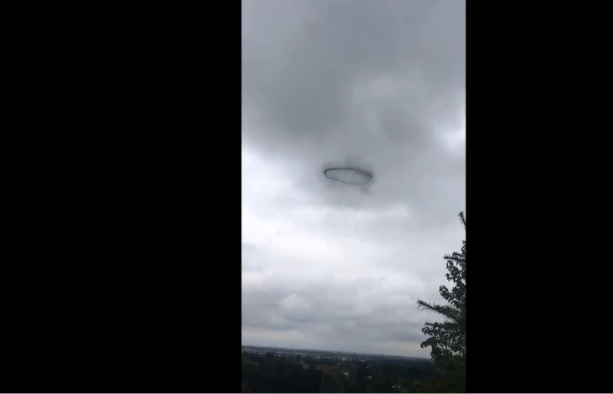 Un cercle de fumée mystérieux apparaît dans le ciel.