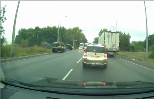 Un char se rate à un carrefour et ça finit mal pour un automobiliste