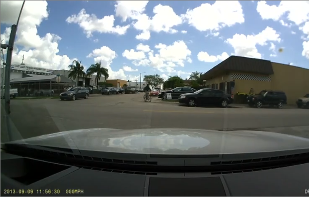 Un cycliste traverse un carrefour n’importe comment et il va vite le regretter…