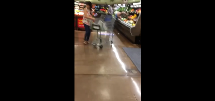 Une femme prend du plaisir dans le bac de légumes de ce supermarché