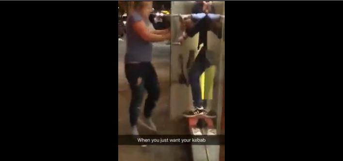 Une femme totalement ivre veut absolument un kebab (et ça finit mal !!)