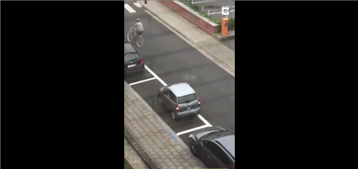 Il galère pour garer sa voiture sans permis sur une place immense