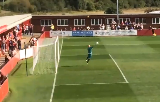 Un gardien encaisse un but après une terrible boulette