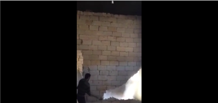 Un homme abat un mur mais ne s’y prend vraiment pas de la bonne façon…