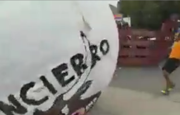 Un homme se fait percuter par une boule géante dans la rue en Espagne