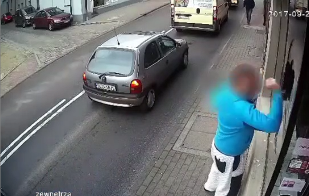 Un homme éclate volontairement la vitrine d’un magasin et se fait rattraper par son Karma…