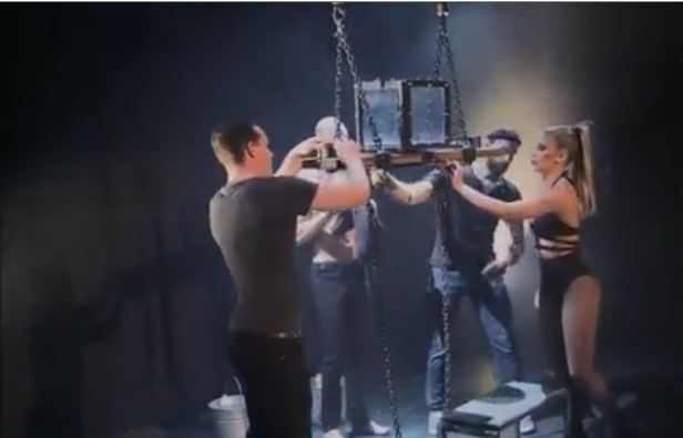 Un magicien manque de très peu de se noyer durant un tour en direct