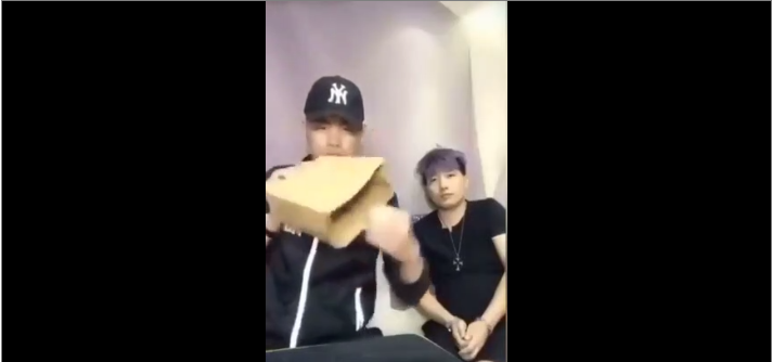 Un magicien se fait troller tous ses tours par son pote