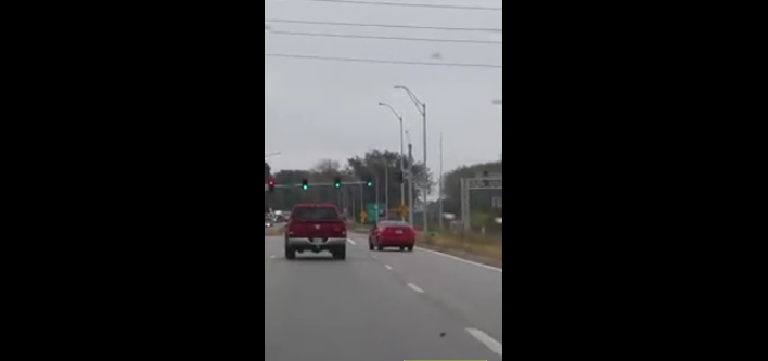 Il se moquent d&rsquo;un automobiliste et c&rsquo;est une mauvaise idée ! (Instant Karma)