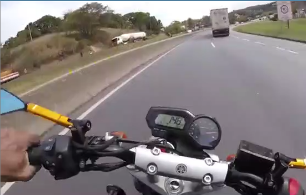 Un motard en short et en tong chute à 185 kmh