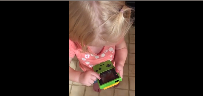 Quand une petite fille essaye de jouer à la Game Boy…