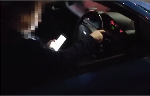 Il s’amuse à « punir » des automobilistes qui conduisent avec un téléphone portable !