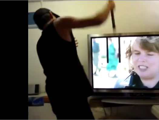 Il répare sa télé Plasma à coups de batte de baseball… et ça fonctionne bien !