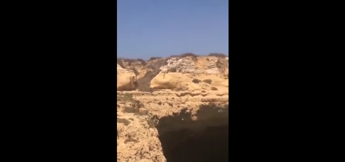 Il saute d’une falaise et atterrit accidentellement… sur un bateau !