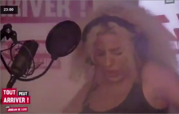 La très ÉTRANGE performance d&rsquo;Afida Turner sur radio Voltage, elle casse tout !