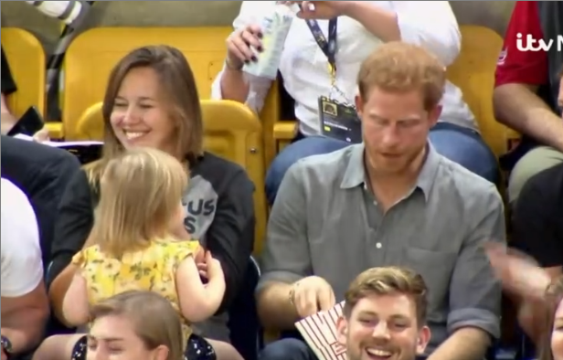 Le Prince Harry se fait voler son Pop-Corn par une fillette