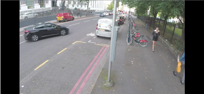 Un homme distrait par une femme dans la rue à Londres