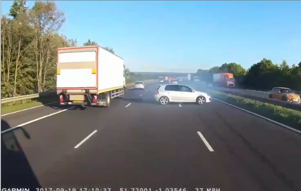 Un autocar évite de justesse une collision sur une autoroute