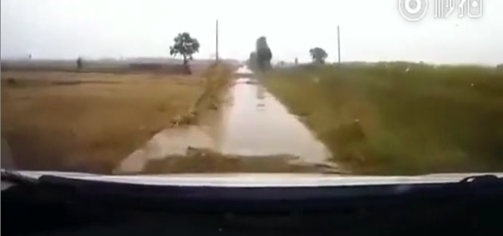 Cet automobiliste roule sur une route en mauvais état et va avoir une sale surprise