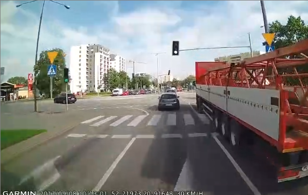 Un automobiliste trop pressé double par la droite… Et c&rsquo;est une mauvaise idée !