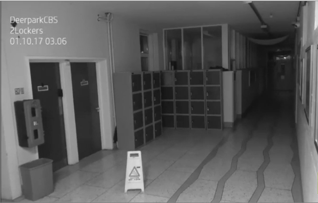 Une caméra de surveillance a filmé une scène perturbante dans une école pendant la nuit (Irlande)