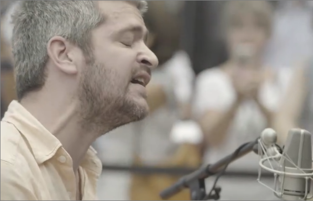 Le chanteur Grégoire massacre Oasis