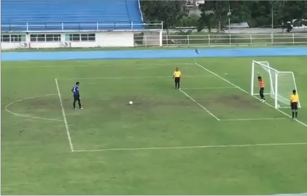 Un gardien de but célèbre la victoire un peu trop tôt